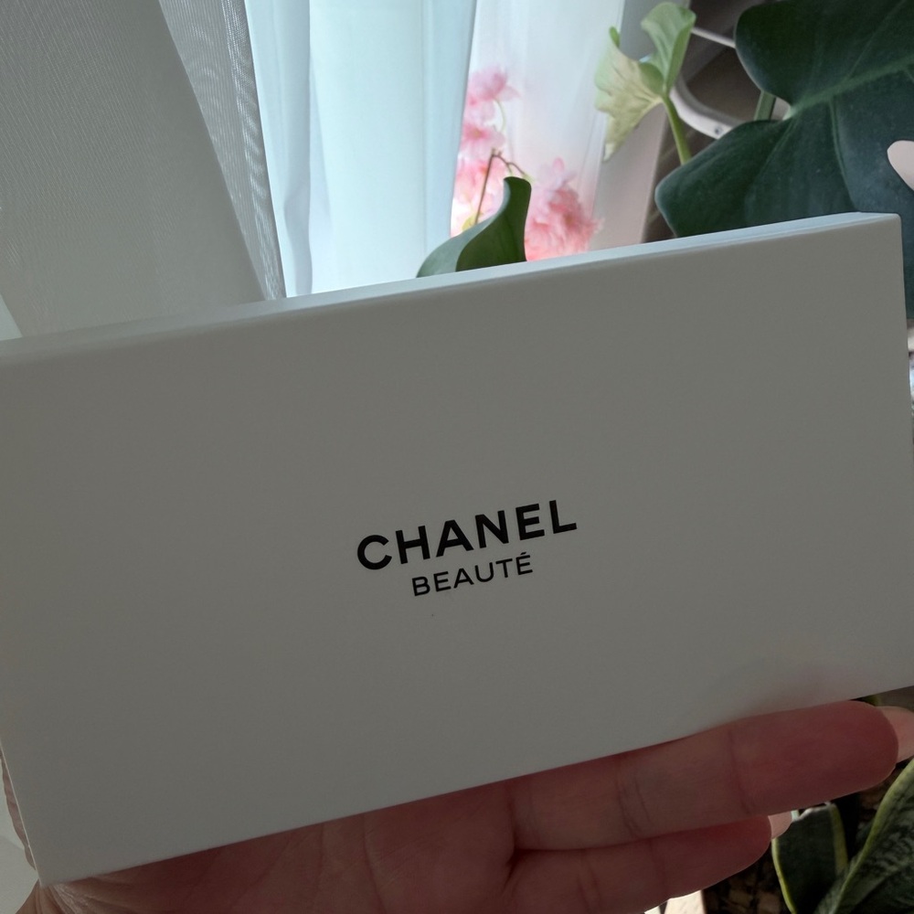 CHANEL Elegant Pink, White, and Black Hair Clips - Picture 6 of 6